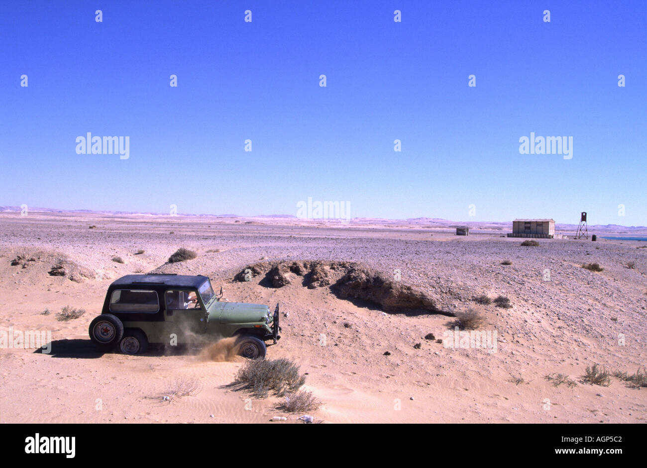 Vieux vert 4 x 4 Jeep dans le désert du Sinaï, Égypte Banque D'Images