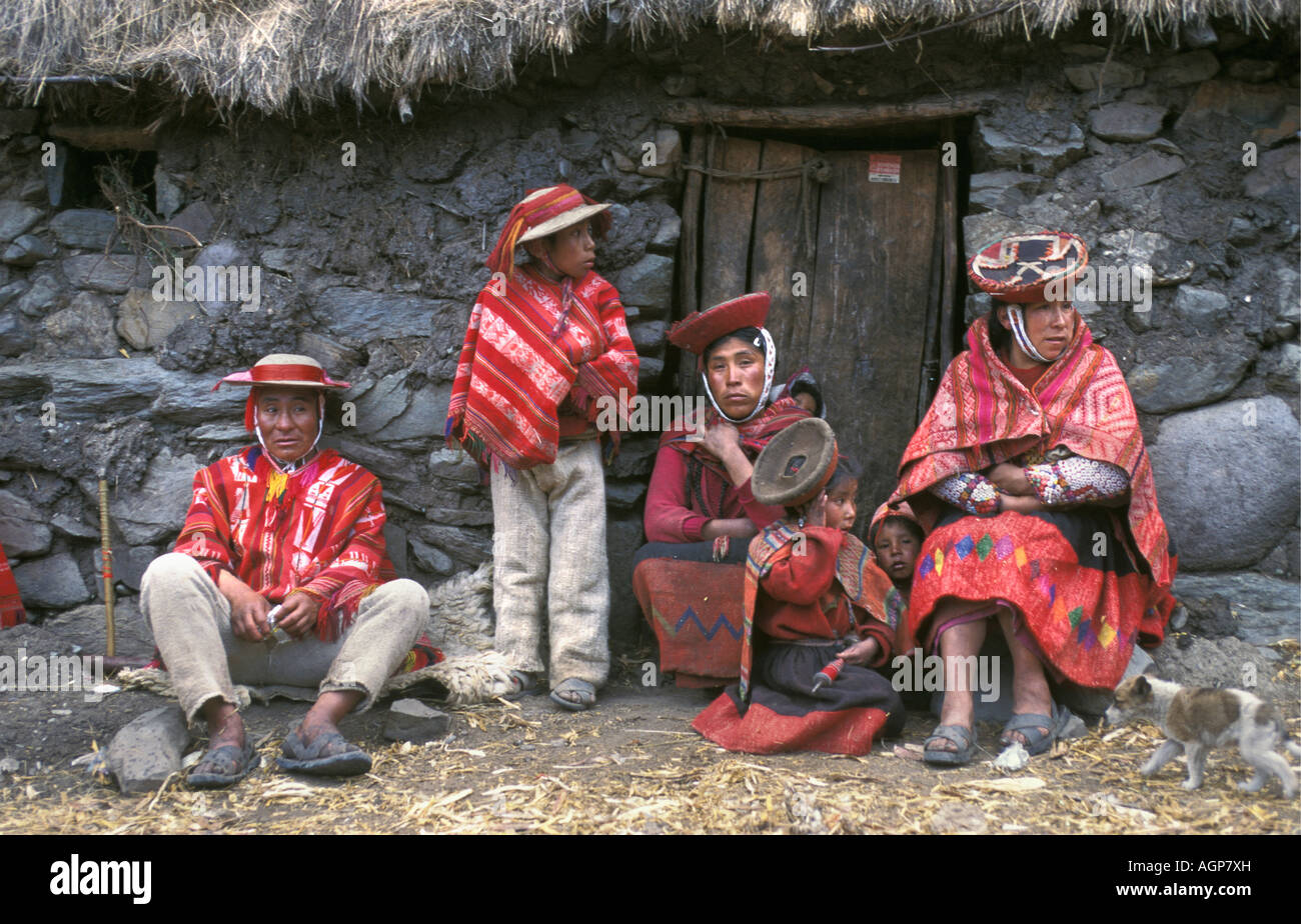 Pérou Huilloc, Ollantaytambo, les Indiens en costume traditionnel à l'extérieur chambre Banque D'Images