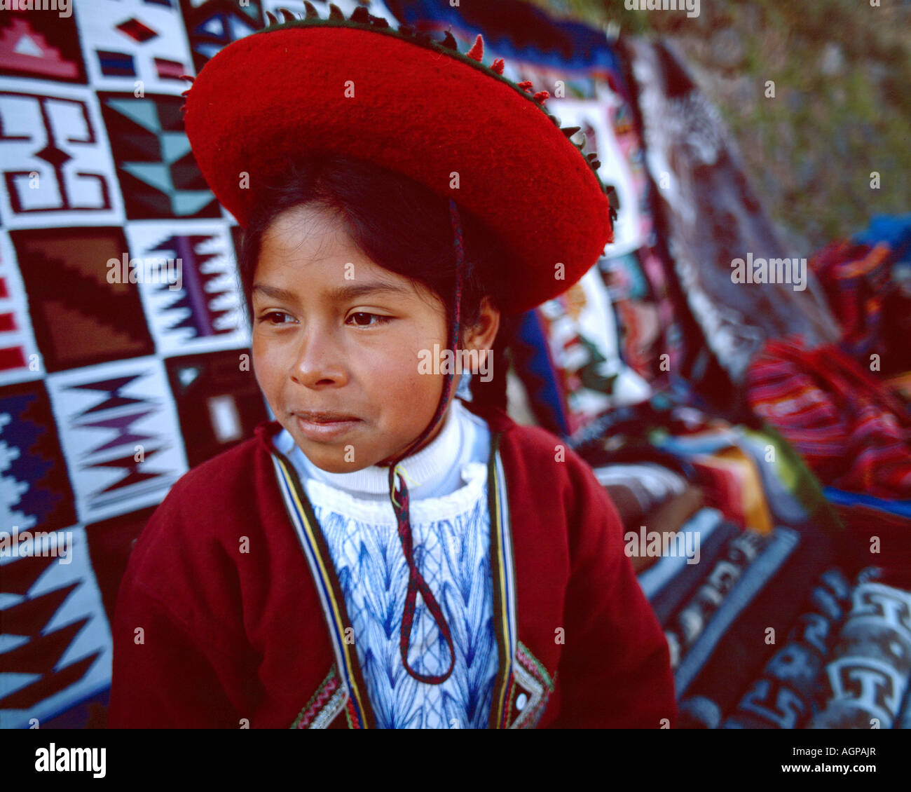 L'Amérique du Sud, au Pérou, près de Cusco. Jeune fille dans un marché en plein air dans les montagnes des Andes. Banque D'Images