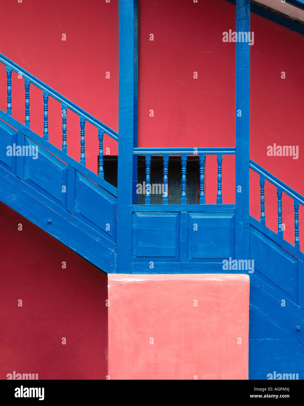 L'Amérique du Sud, au Pérou, près de Cusco. Détails architecturaux colorés de mur et des escaliers. Banque D'Images