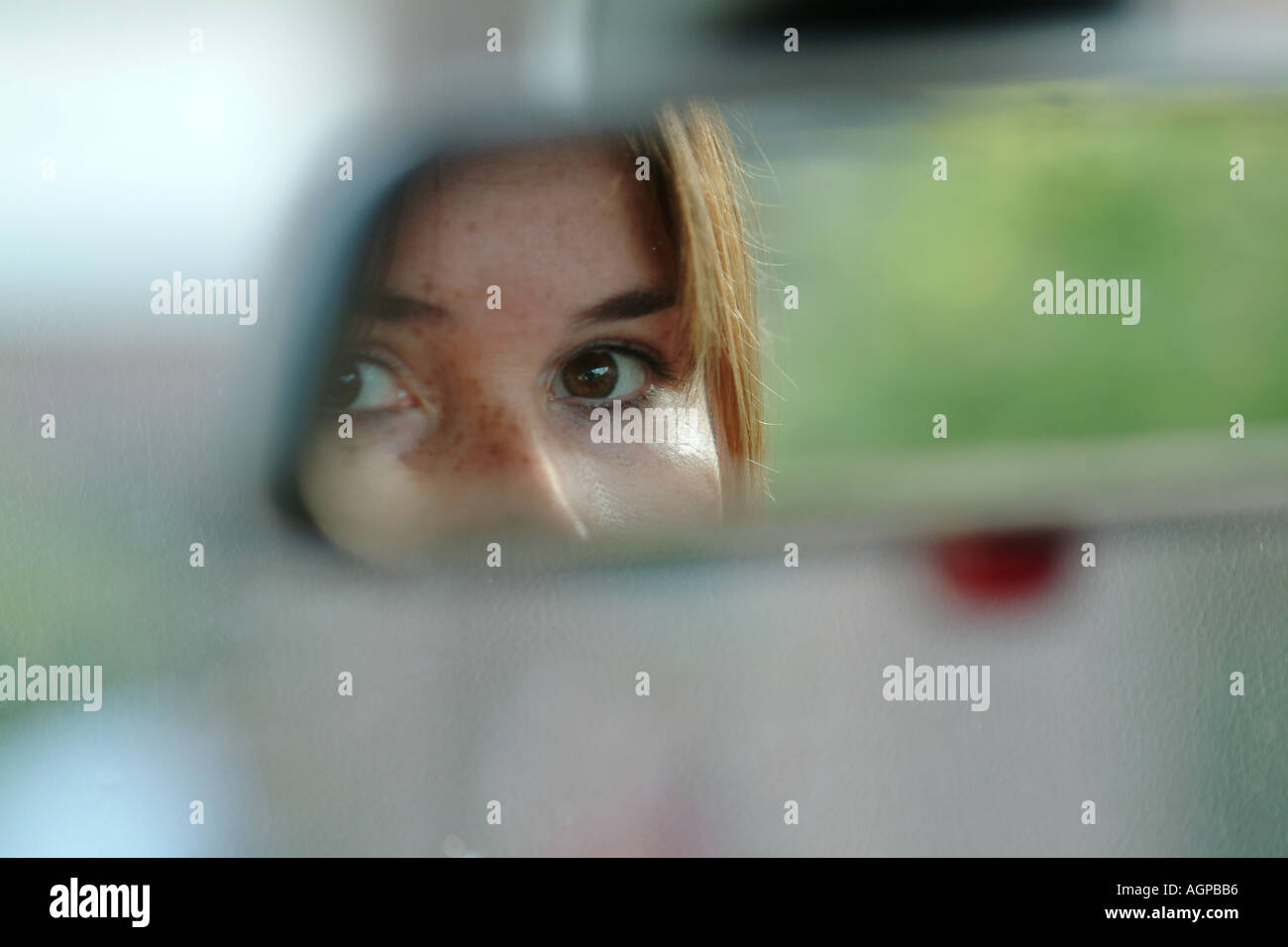 Les filles d'un œil dans le rétroviseur d'une voiture Banque D'Images