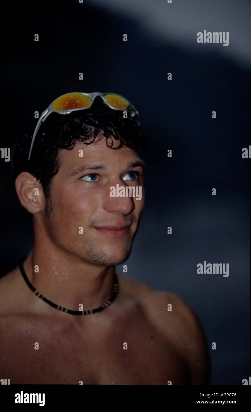 Jeune homme sans shirt une marche sous la pluie Banque D'Images