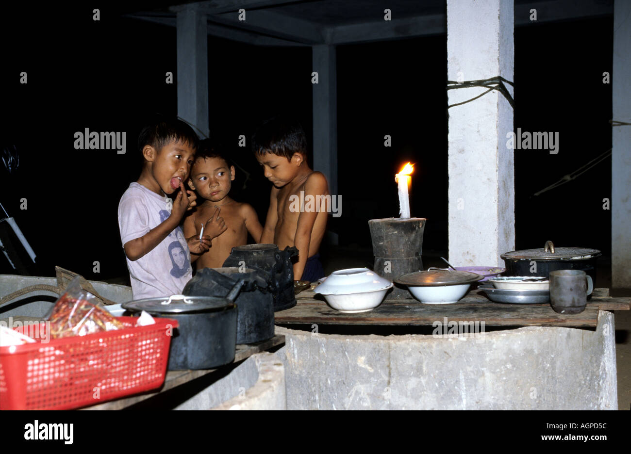 3 garçons de manger le dîner dans un park ranger house Banque D'Images