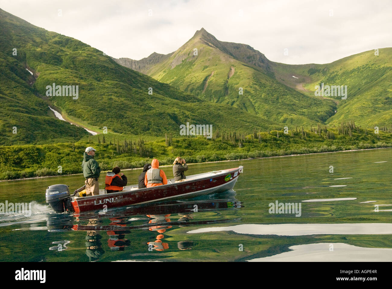 Au sud-ouest de l'Alaska Fisherman bénéficiant d'une promenade en bateau sur le Nuyakuk Wood-Tikchik et le lac Saint-Jean Parc avec Kilbuck montagnes en arrière-plan Banque D'Images