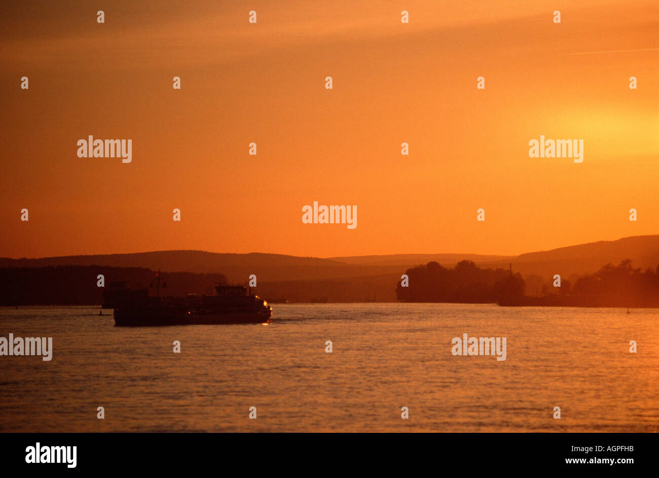 Navire sur Rhin / Hattenheim / auf dem Schiff Am Rhein Banque D'Images