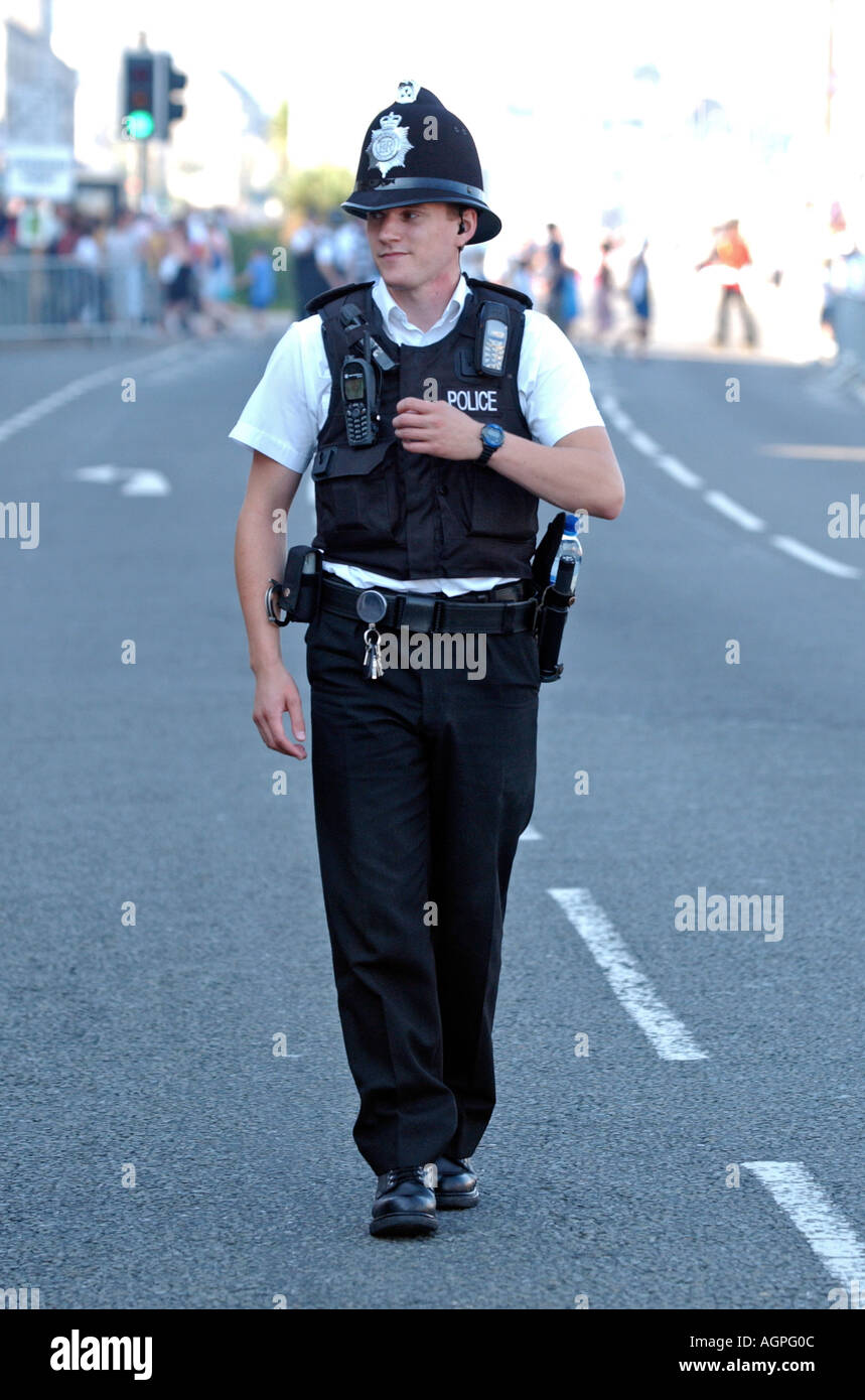 Un policier en patrouille à pied en Angleterre Banque D'Images
