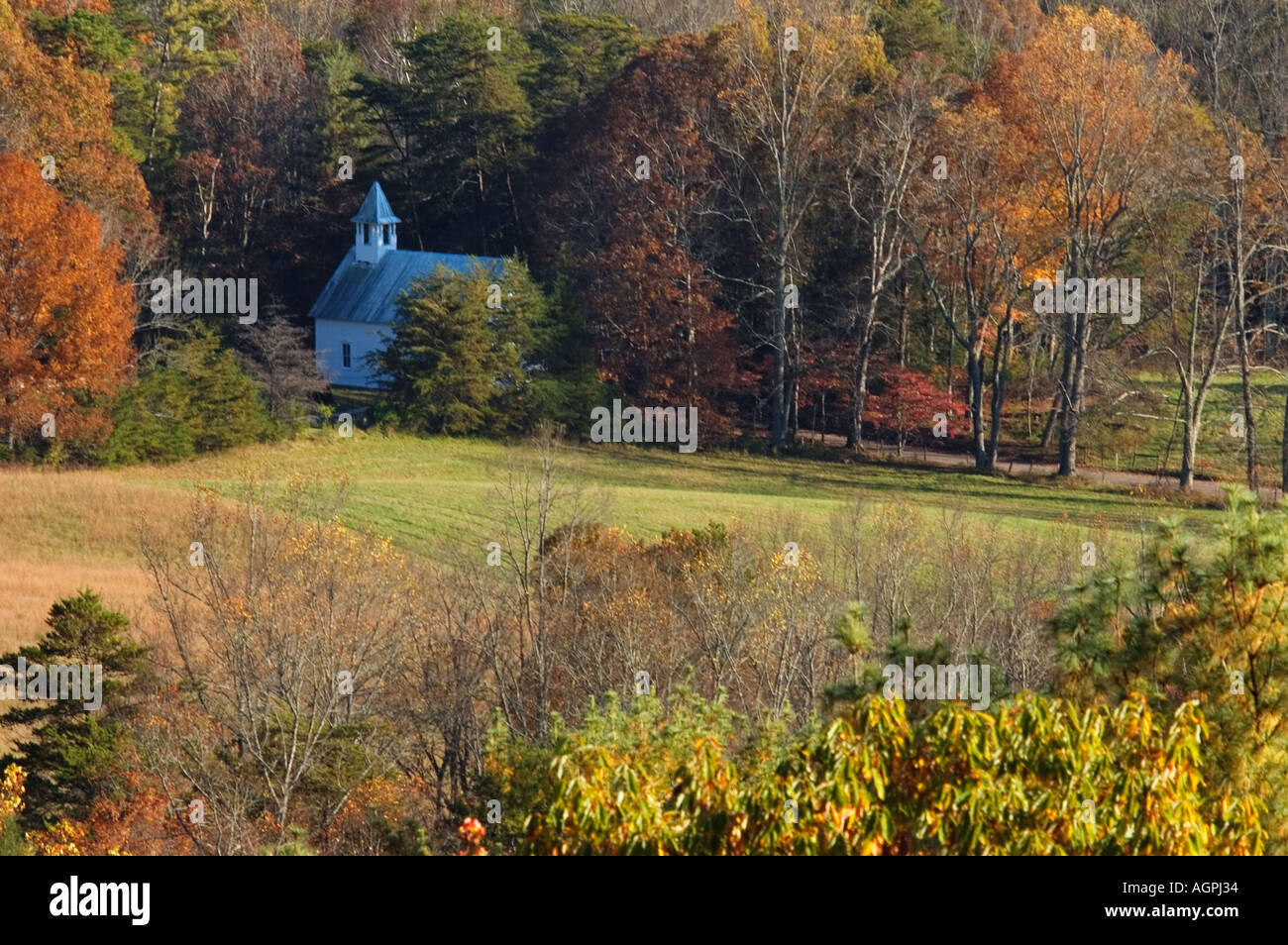 Pays de la vallée de l'Eglise dans la couleur en automne à la Cades Cove Missionary Baptist Church Great Smoky Mountains National Park Utah Banque D'Images