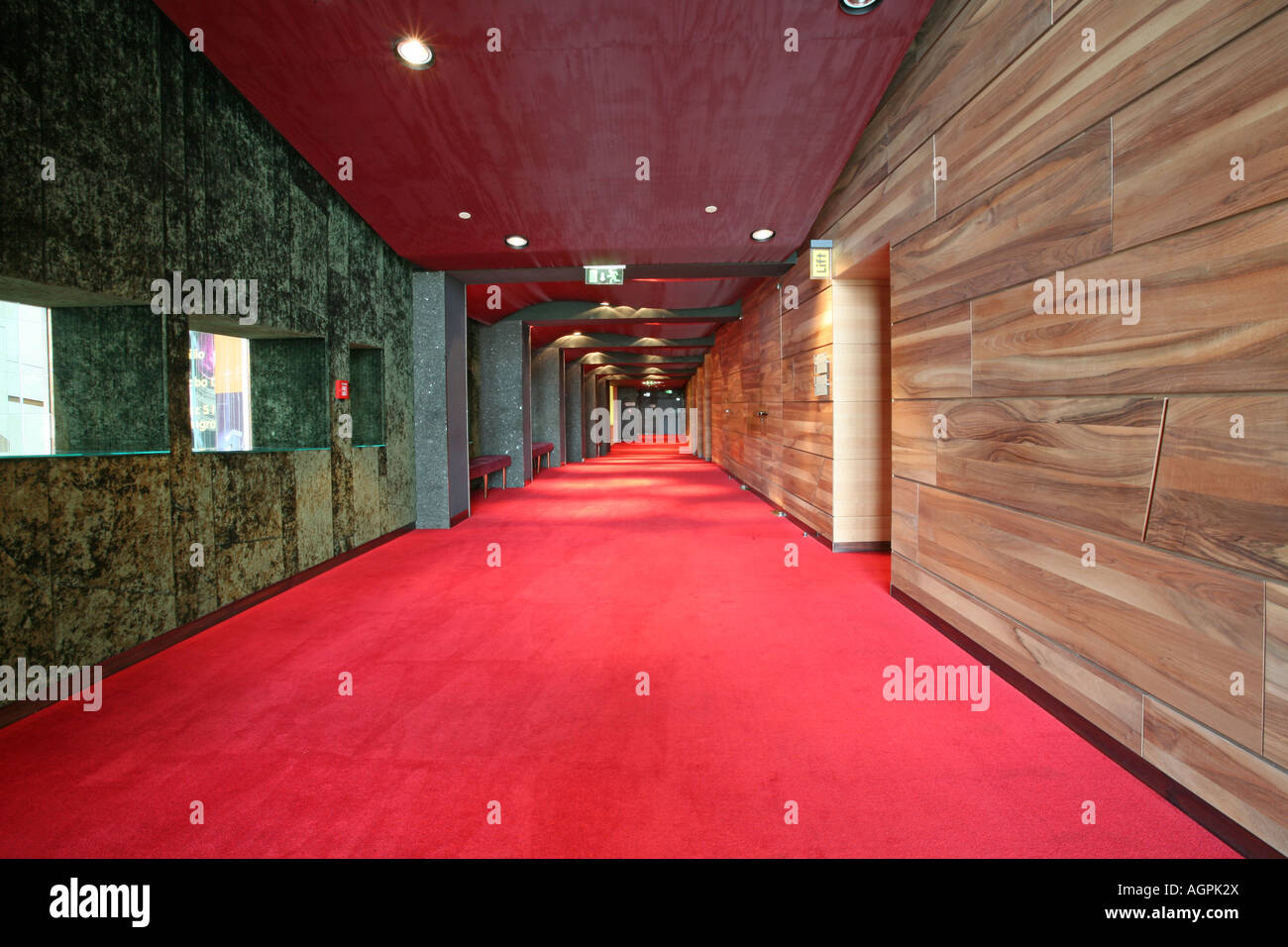 Bois du corridor de murs en marbre et d'un tapis de velours rouge Banque D'Images