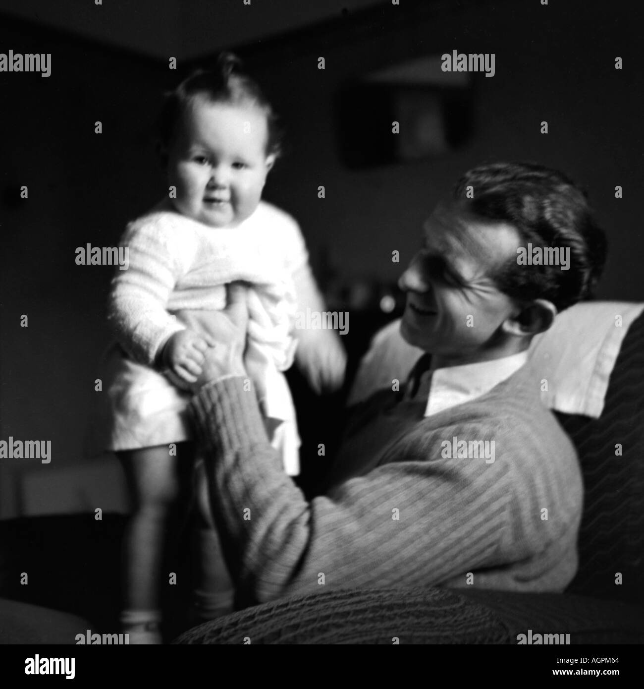 OLD VINTAGE SNAPSHOT PHOTO DE FAMILLE PÈRE JOUANT avec bébé fille Banque D'Images