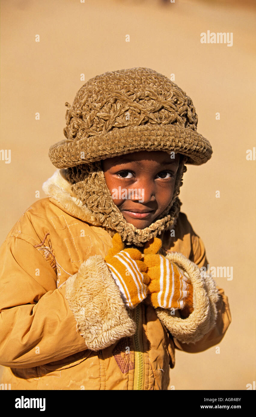 L'Algérie Tamanrasset Enfant de tribu touareg habillé pour le froid Banque D'Images