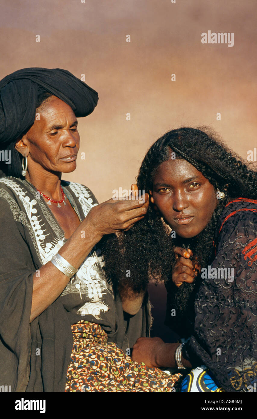 Les femmes d'Agadez Niger tribu touareg organiser sèche Banque D'Images