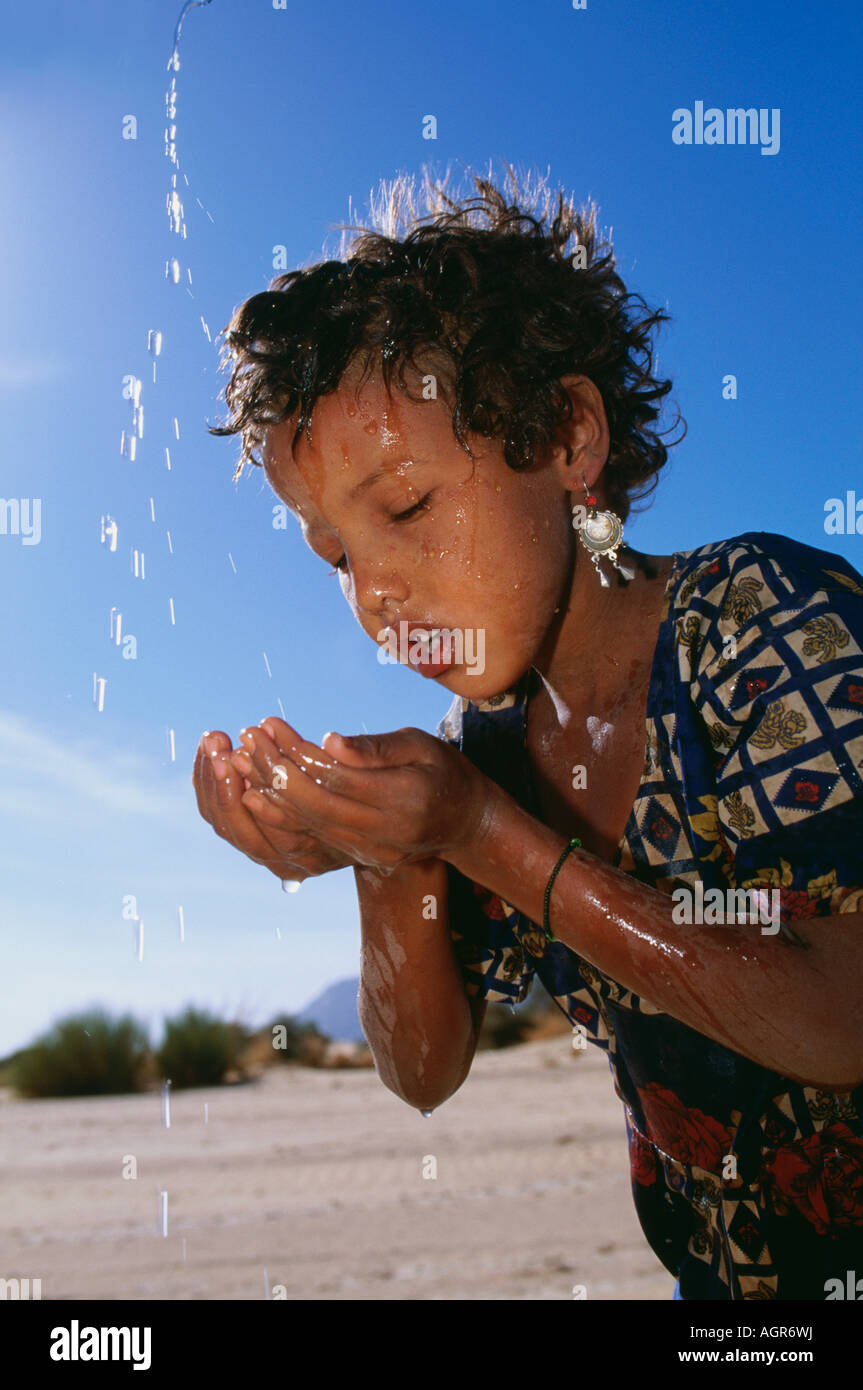 Près d'Agadez Niger Jeune Fille de l'eau potable de la tribu Touareg Banque D'Images