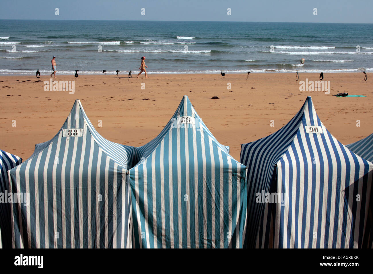 Tentes de plage sur la plage de Zarautz Espagne Banque D'Images