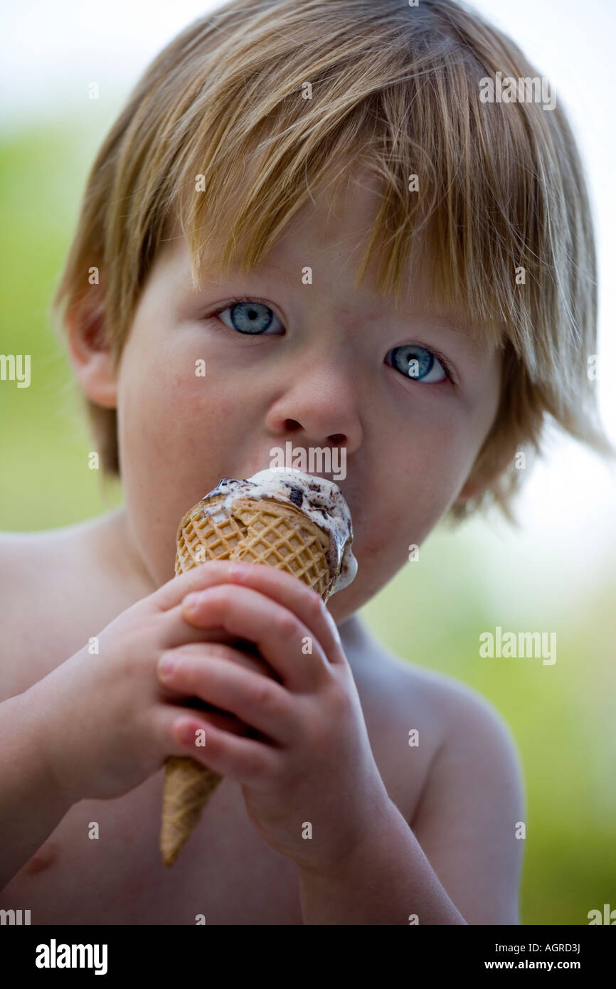 Little Boy eating ice cream cone Banque D'Images