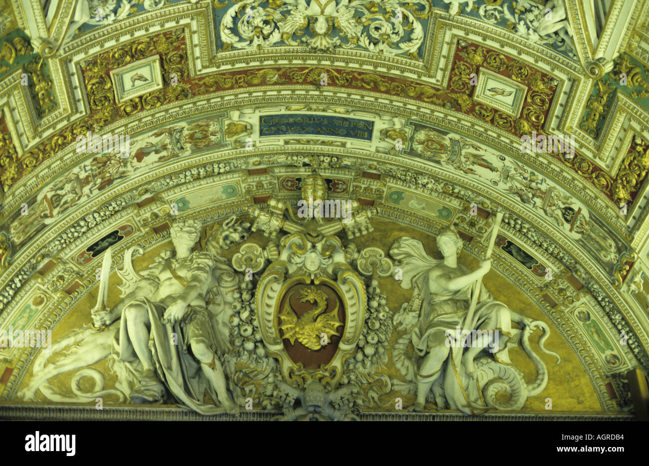 Italie Rome Le plafond d'une galerie à Musées du Vatican Banque D'Images