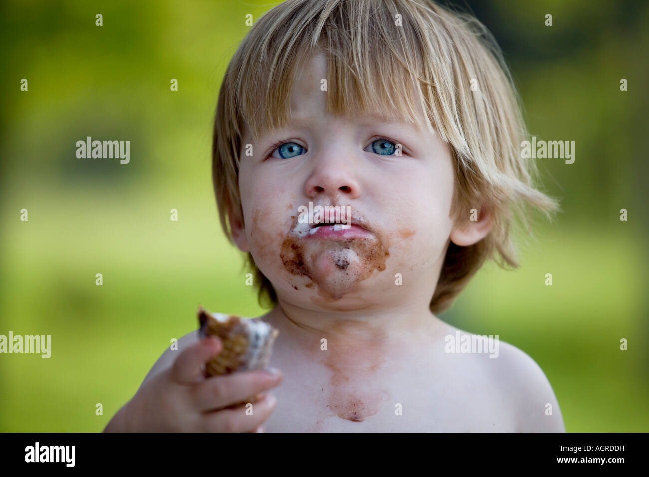 Little Boy eating ice cream cone Banque D'Images