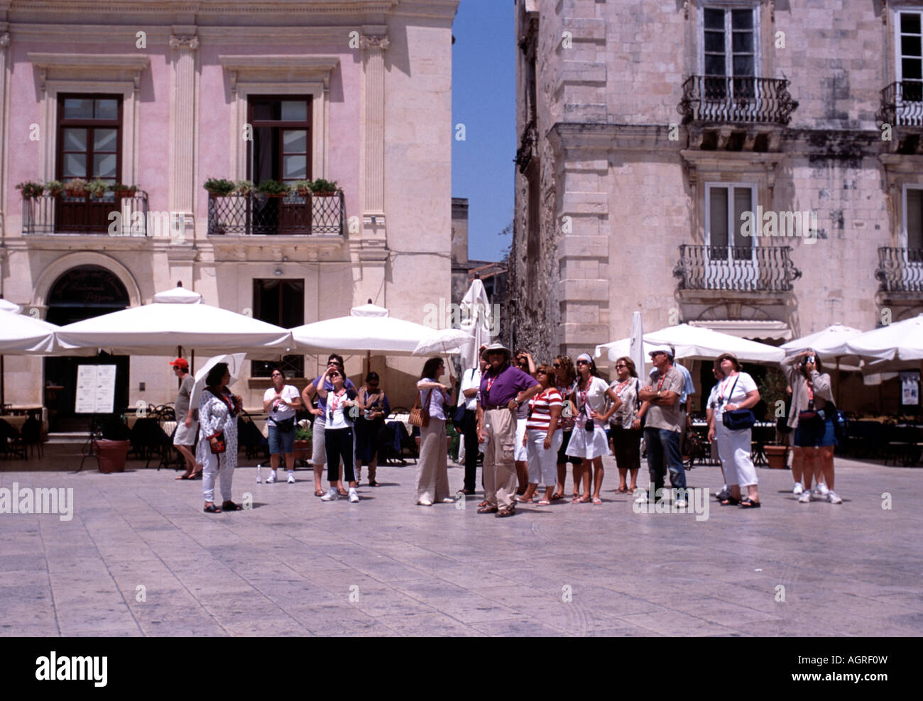 Les touristes en Sicile être conduit par un guide. Banque D'Images
