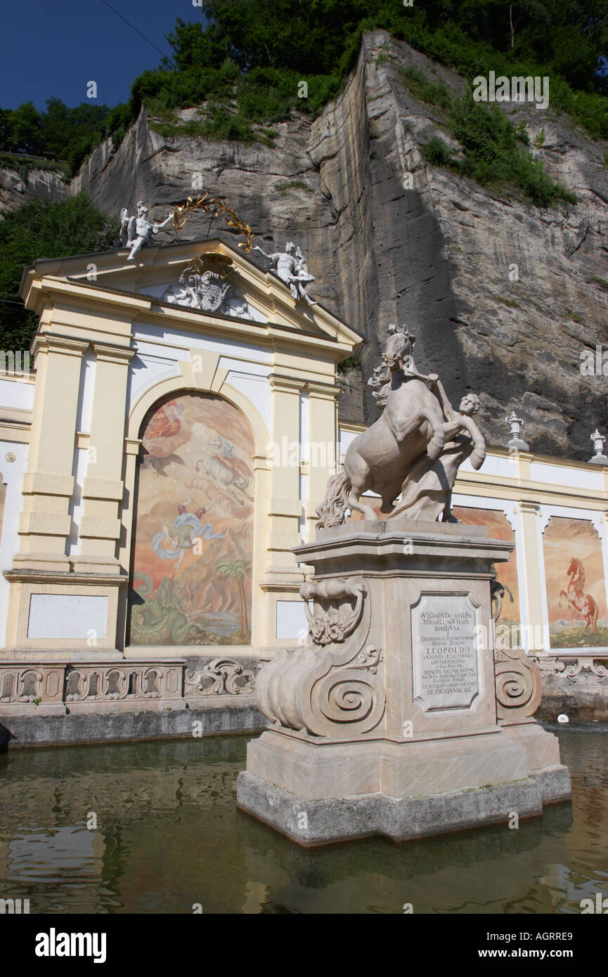 L'étang à Herbert von Karajan square. Salzbourg, Autriche. Banque D'Images