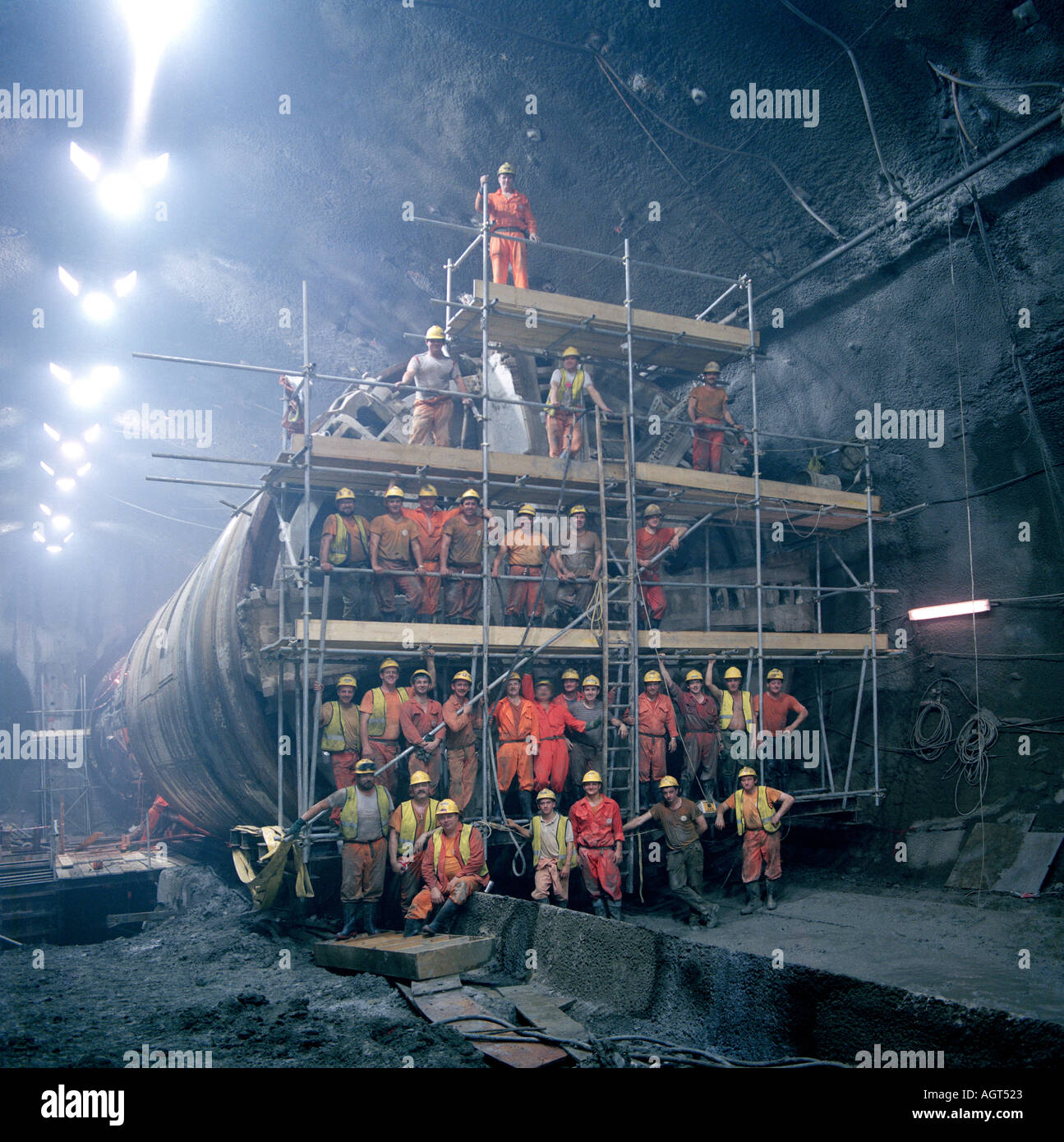 Tunnel sous la main-d'œuvre sur l'Undersea Tunnel Nord Aléseuse TBM représentée dans la caverne Crossover britannique Banque D'Images