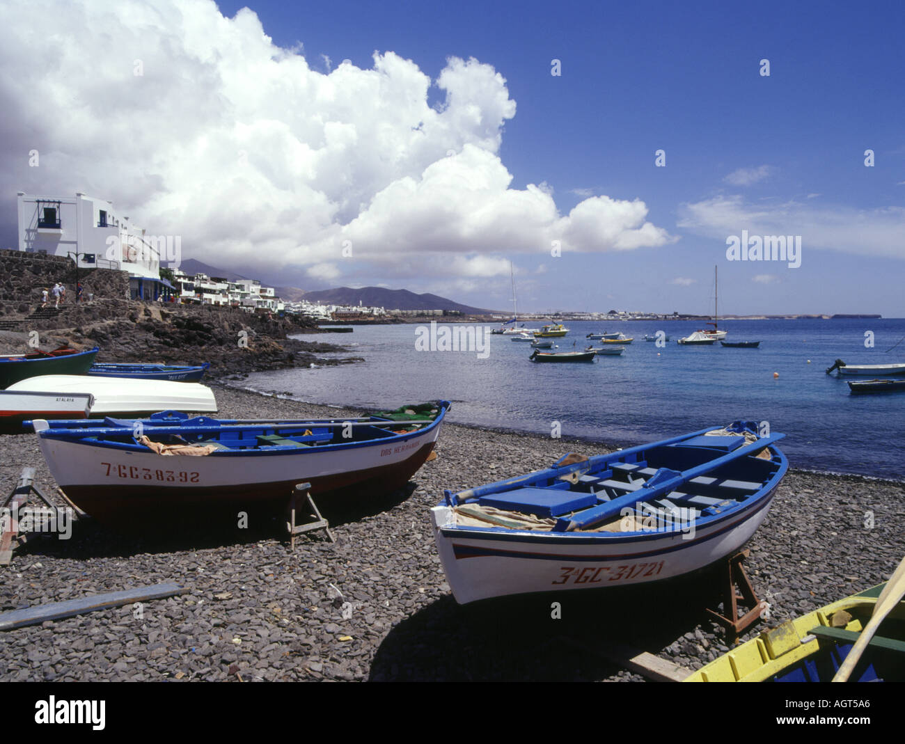 Port dh Playa Blanca Lanzarote bateaux de pêche locaux sur la plage baie port bateau échoué Banque D'Images