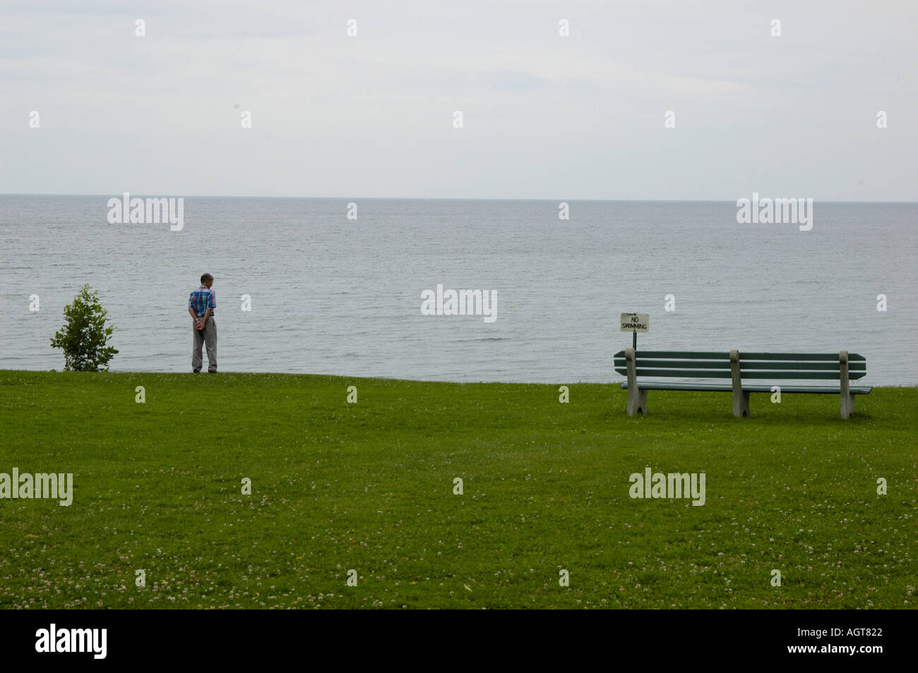 Homme seul au lac Banque D'Images