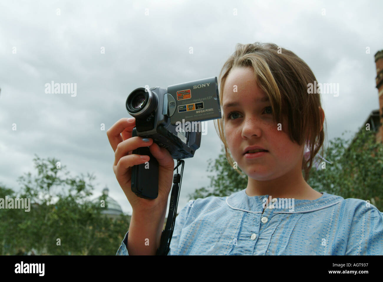 Une jeune fille à l'aide d'une caméra vidéo Banque D'Images