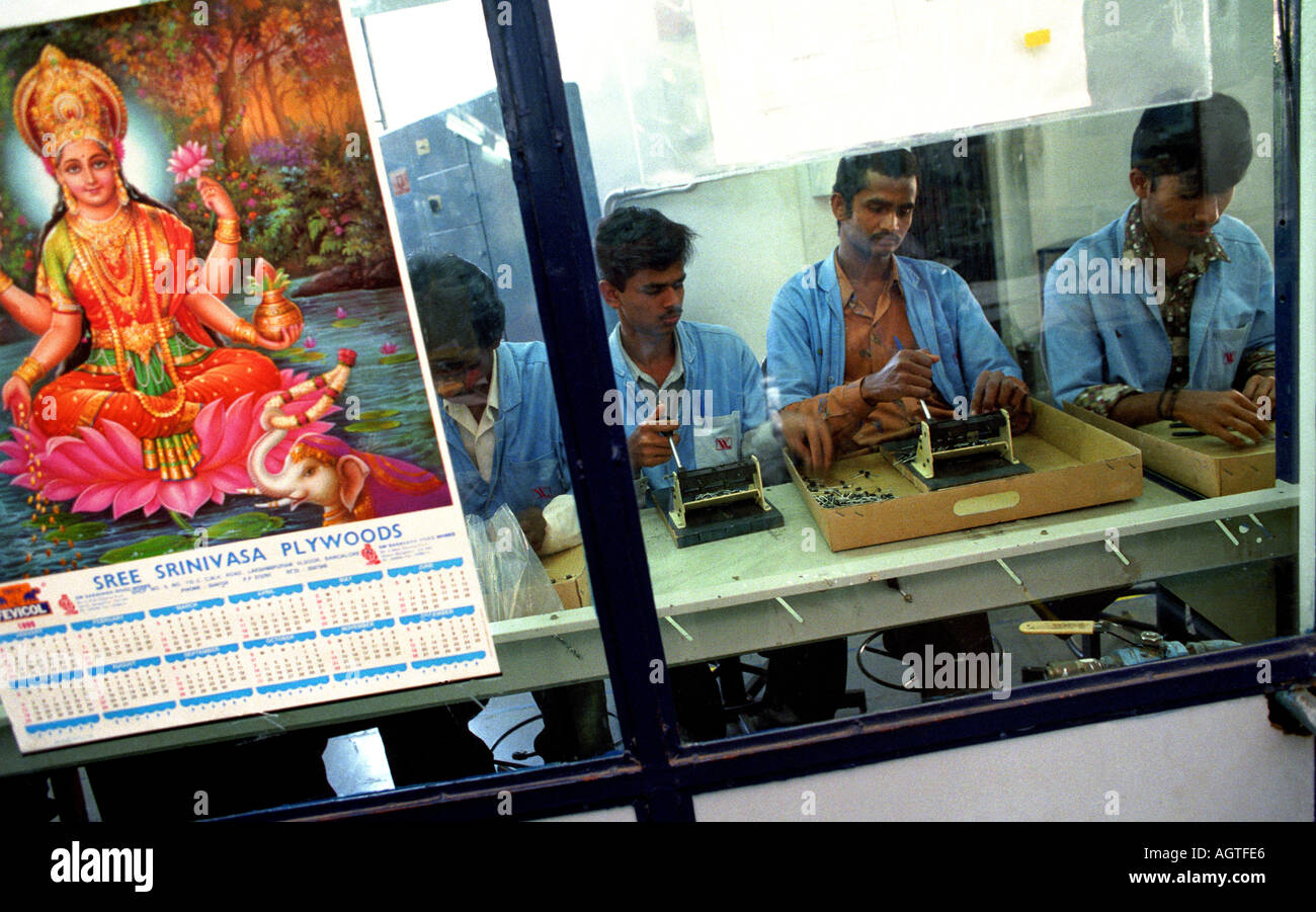 Un ouvrier d'un ordinateur à l'ordinateur de l'usine de fabrication à Bangalore Inde Banque D'Images