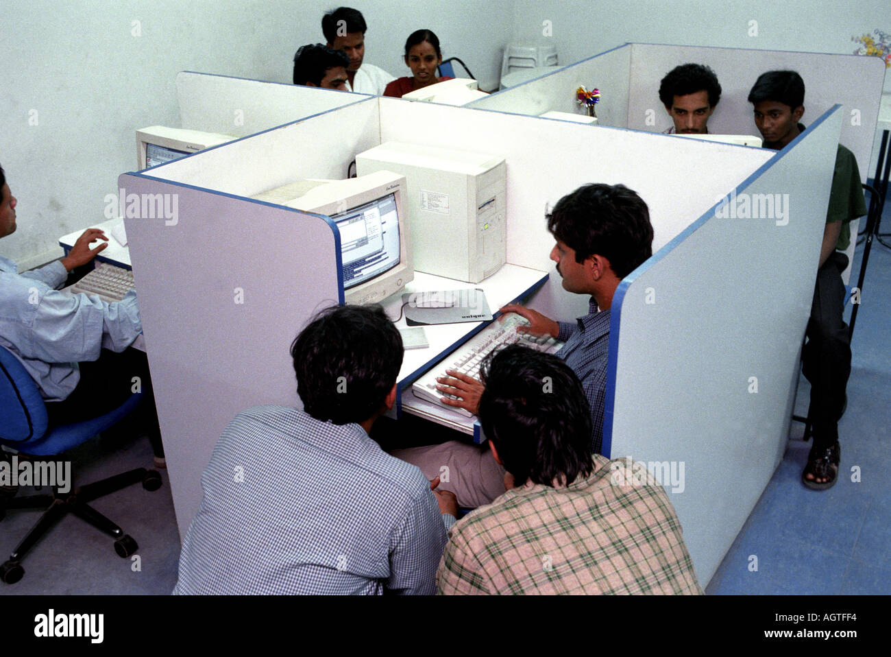Les cybercafés sont en pleine explosion à Bangalore Inde souvent des familles entières foule autour de l'ordinateur à tour de stand en relation e-mail Banque D'Images