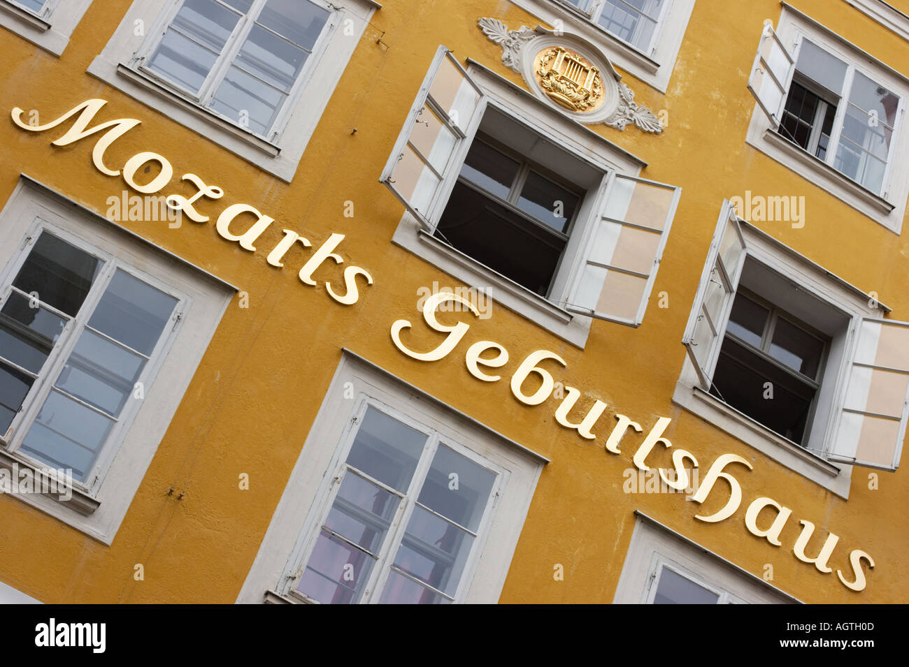 Façade de la maison sur la rue Getreidegasse où Wolfgang Amadeus Mozart est né en 1756. Salzbourg, Autriche. Banque D'Images