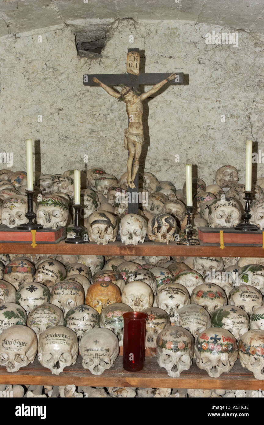 Charnier dans la chapelle de Saint Michel. Village de Hallstatt, Salzkammergut, Autriche. Banque D'Images