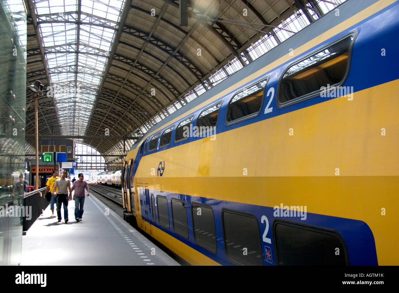 Train à la gare centrale d'Amsterdam Stationsplein Amsterdam Pays-Bas Banque D'Images