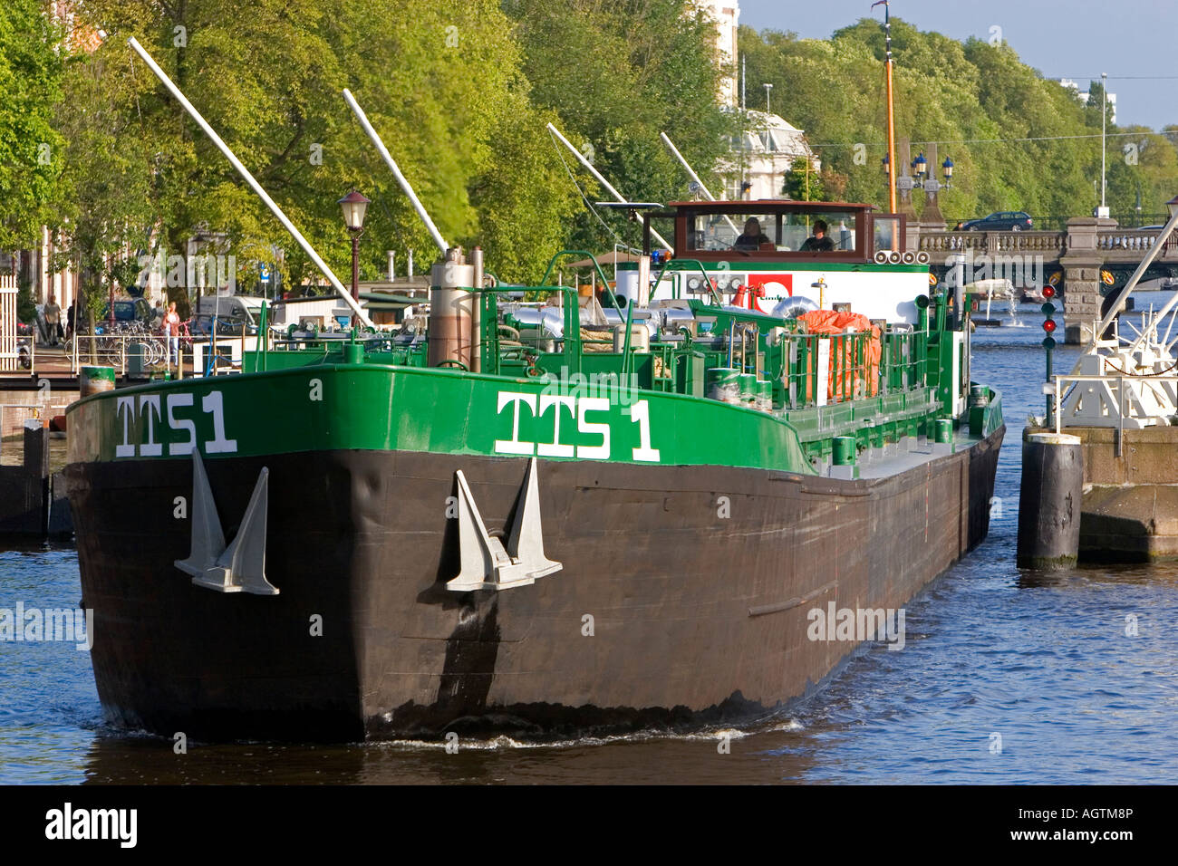 Péniche sur la rivière Amstel à Amsterdam Pays-Bas Banque D'Images