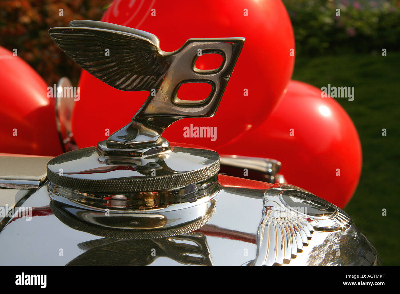 Fermez-vous D'un Emblème De Bentley Au Dos D'une Voiture Rouge Image  éditorial - Image du cher, moderne: 128773165