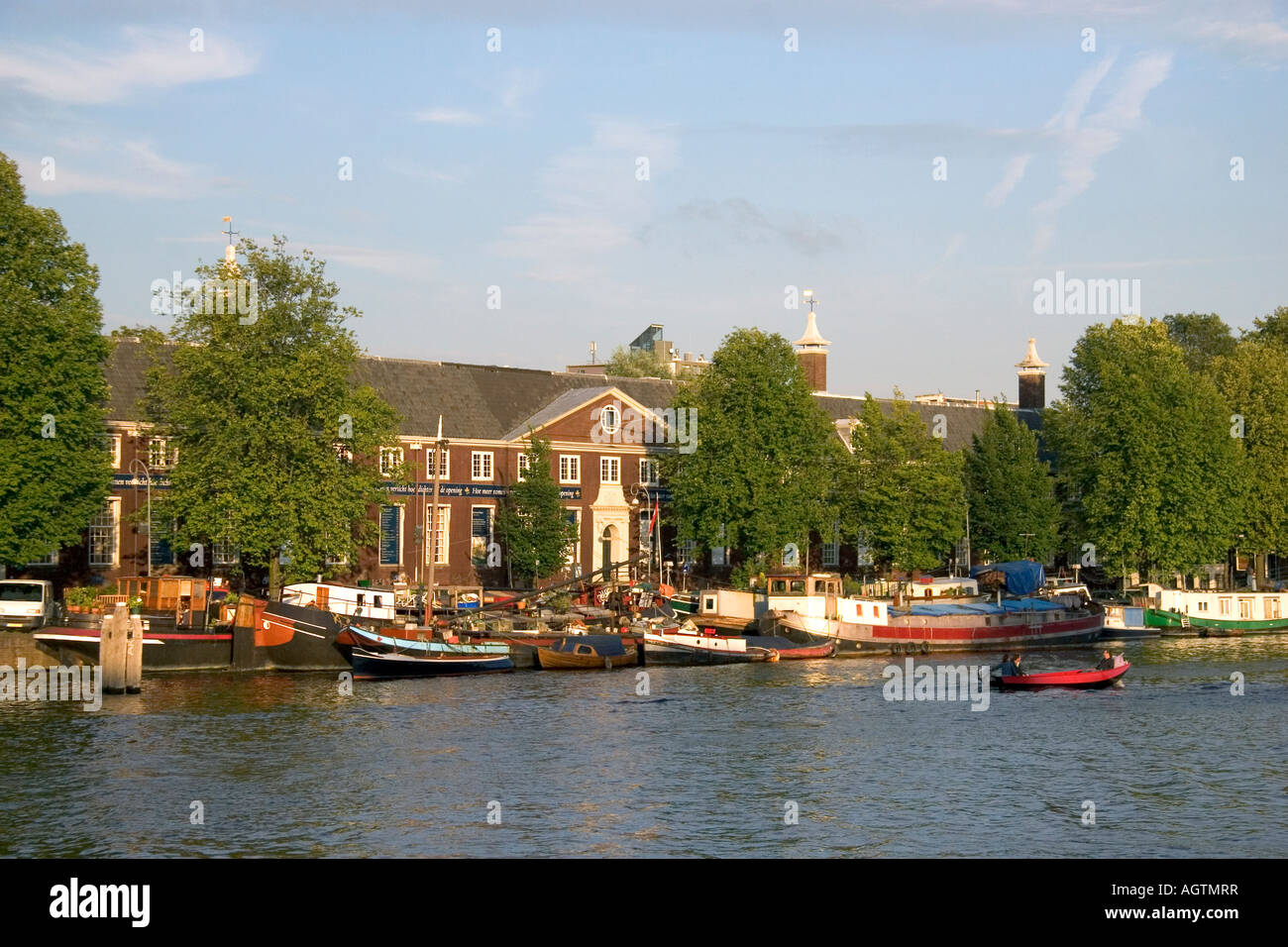 Navigation de plaisance sur la rivière Amstel à Amsterdam Pays-Bas Banque D'Images
