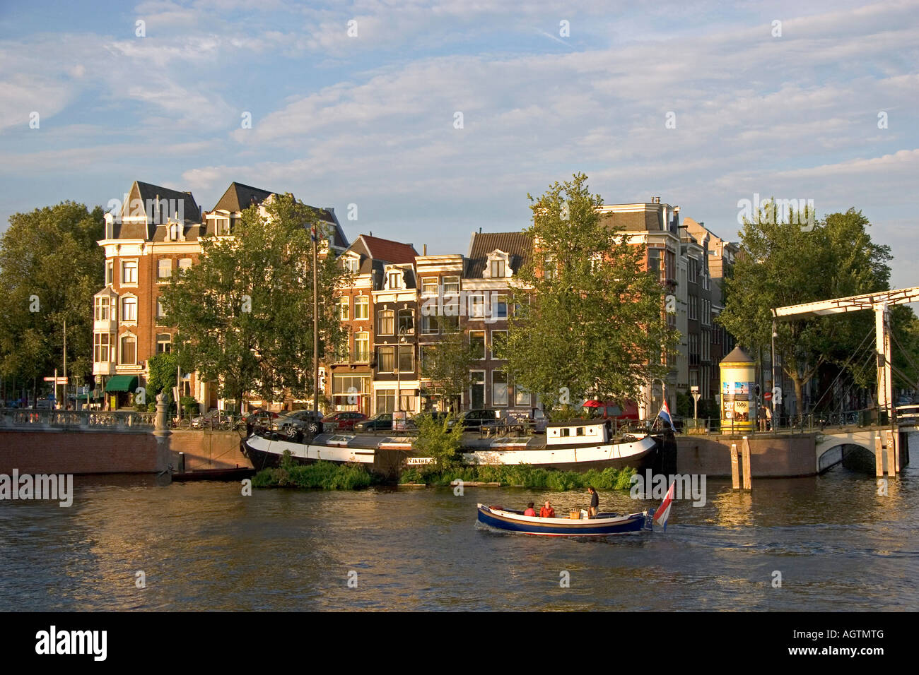 Navigation de plaisance sur la rivière Amstel à Amsterdam Pays-Bas Banque D'Images