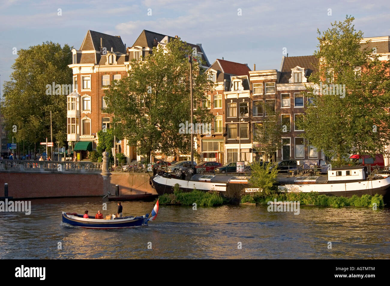 Navigation de plaisance sur la rivière Amstel à Amsterdam Pays-Bas Banque D'Images