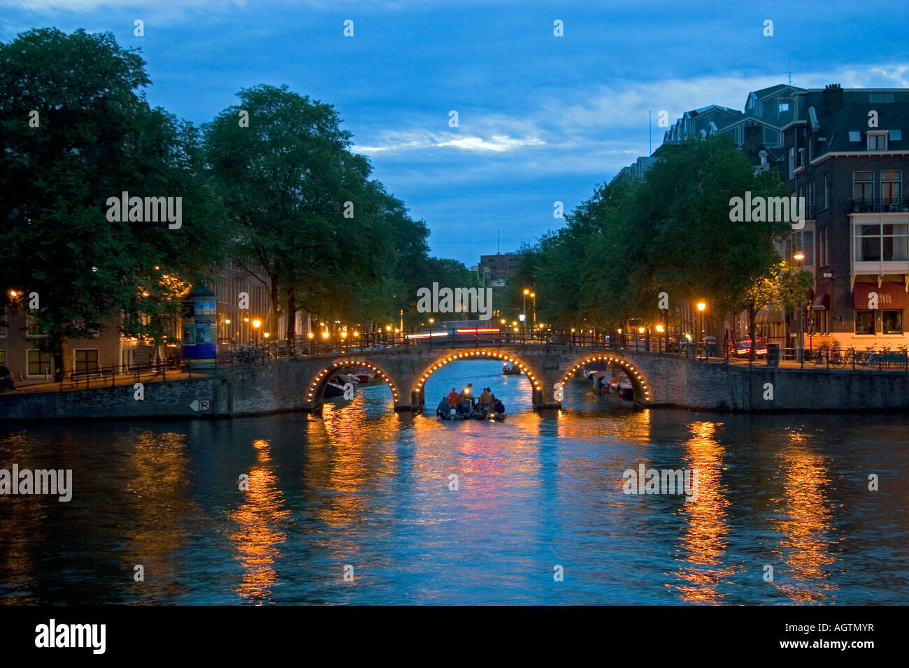La rivière Amstel au crépuscule à Amsterdam Pays-Bas Banque D'Images