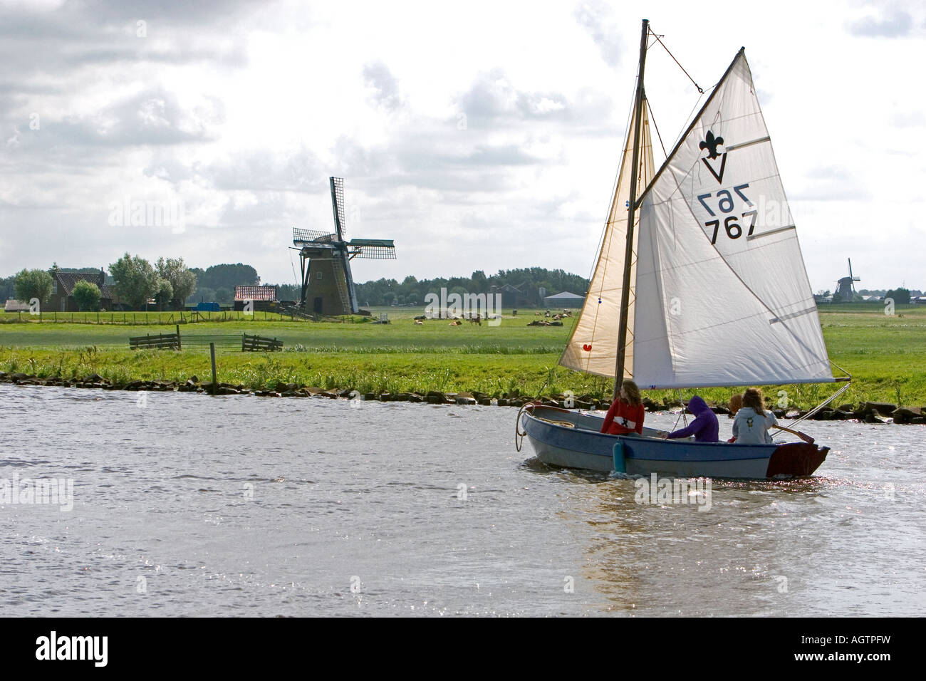 Passé à un moulin à vent sur un canal est de Leiden dans la province de Hollande-méridionale Pays-Bas Banque D'Images