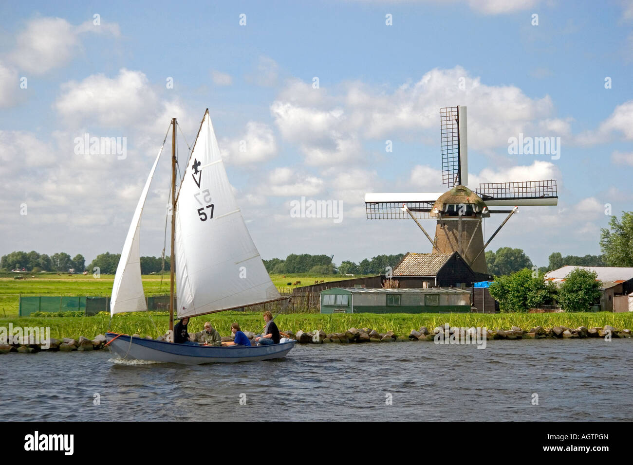 Passé à un moulin à vent sur un canal est de Leiden dans la province de Hollande-méridionale Pays-Bas Banque D'Images