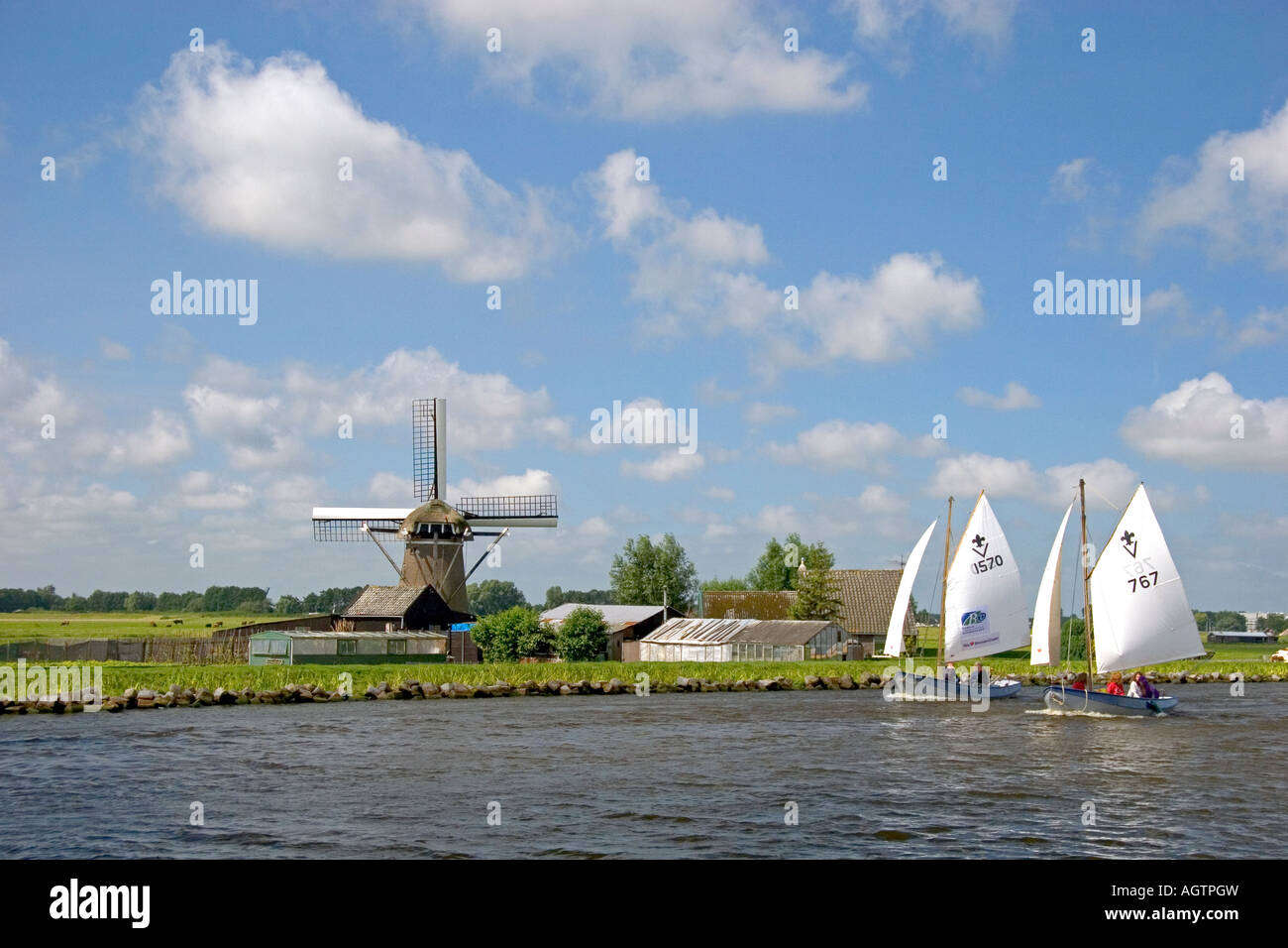 Passé à un moulin à vent sur un canal est de Leiden dans la province de Hollande-méridionale Pays-Bas Banque D'Images