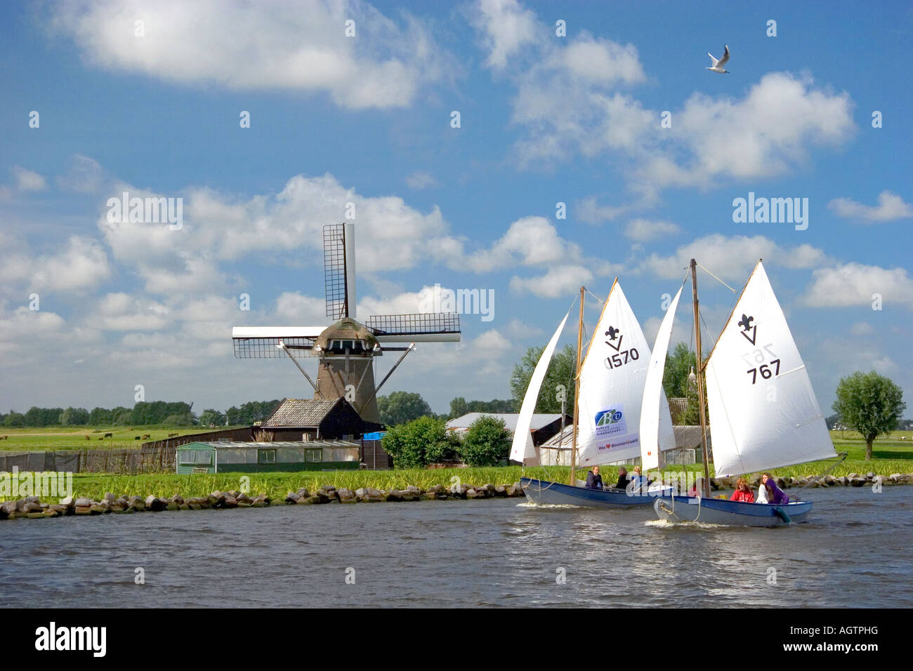 Passé à un moulin à vent sur un canal est de Leiden dans la province de Hollande-méridionale Pays-Bas Banque D'Images