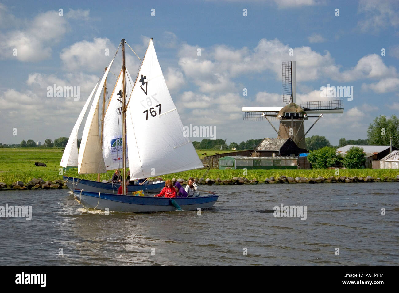 Passé à un moulin à vent sur un canal est de Leiden dans la province de Hollande-méridionale Pays-Bas Banque D'Images