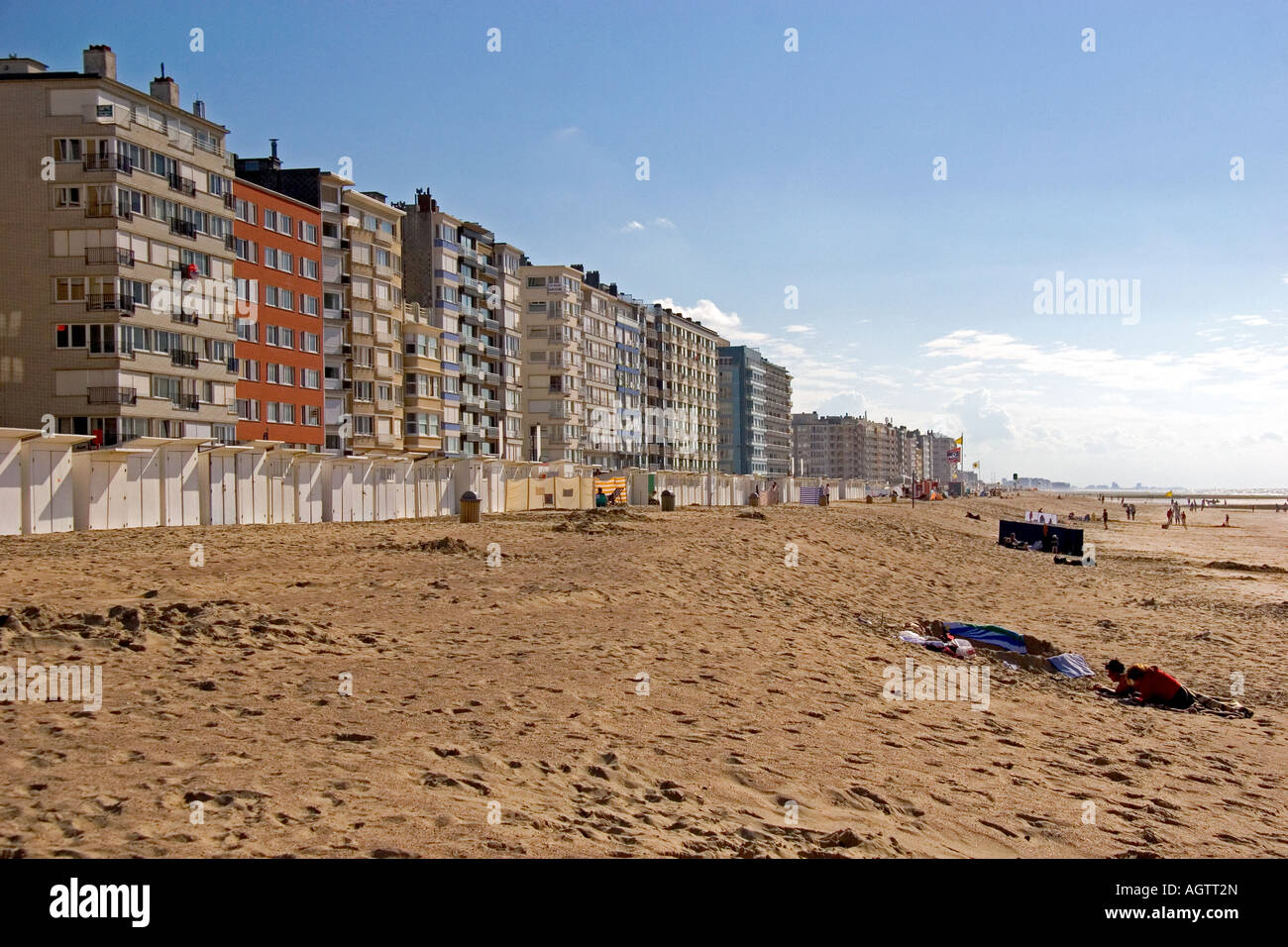 Les immeubles à appartements sur la plage à Hannut dans la province de Flandre occidentale Belgique Banque D'Images