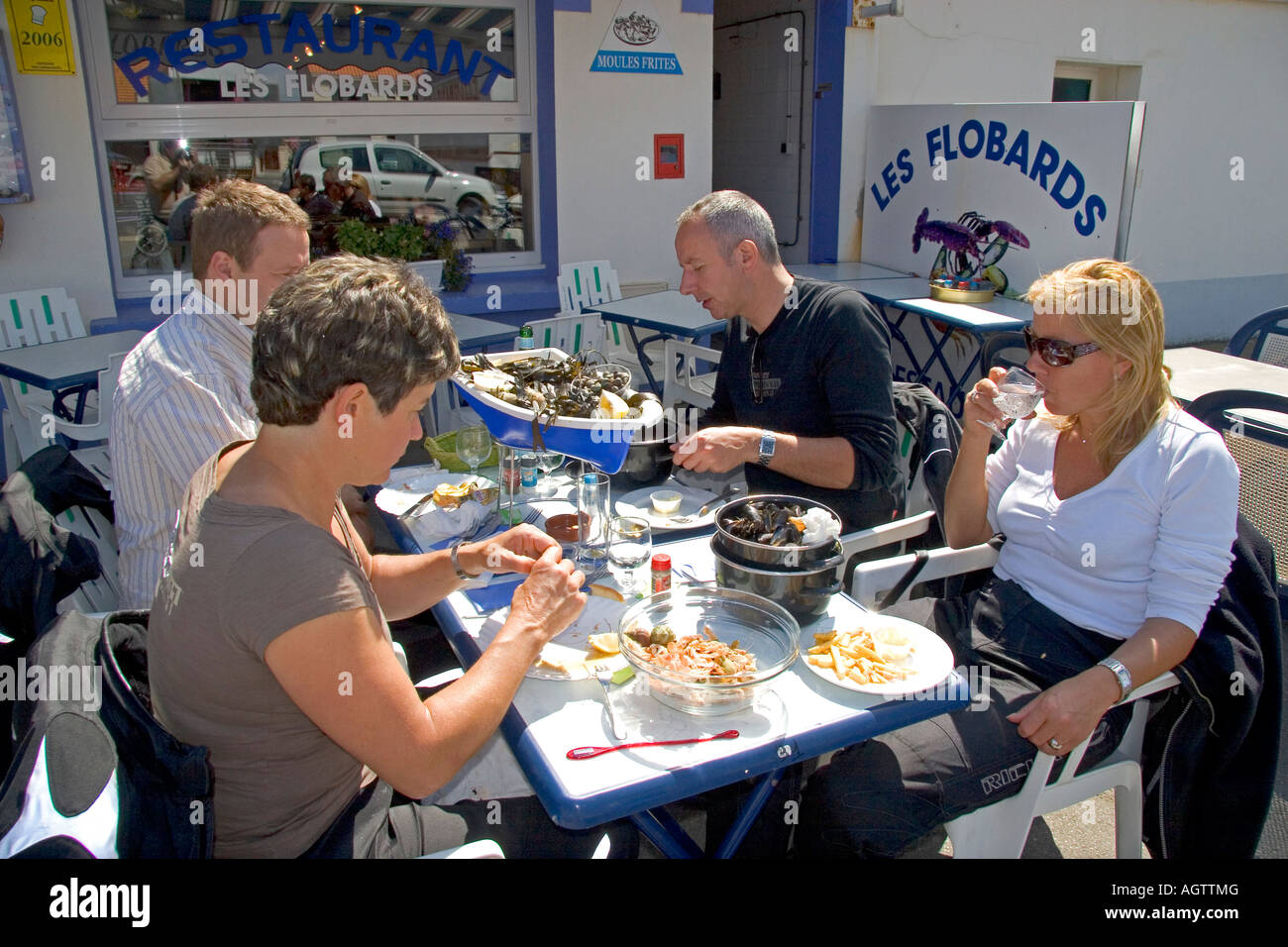 Les touristes de manger des fruits de mer au restaurant un trottoir dans le  village d'Audresselles, située dans le département du Pas de Calais France  Photo Stock - Alamy