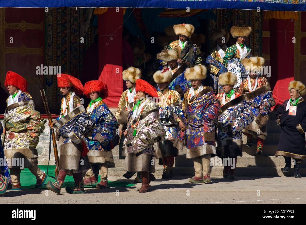 Procession de moines pendant le Nouvel An tibétain, le Losar, ou des célébrations. Banque D'Images