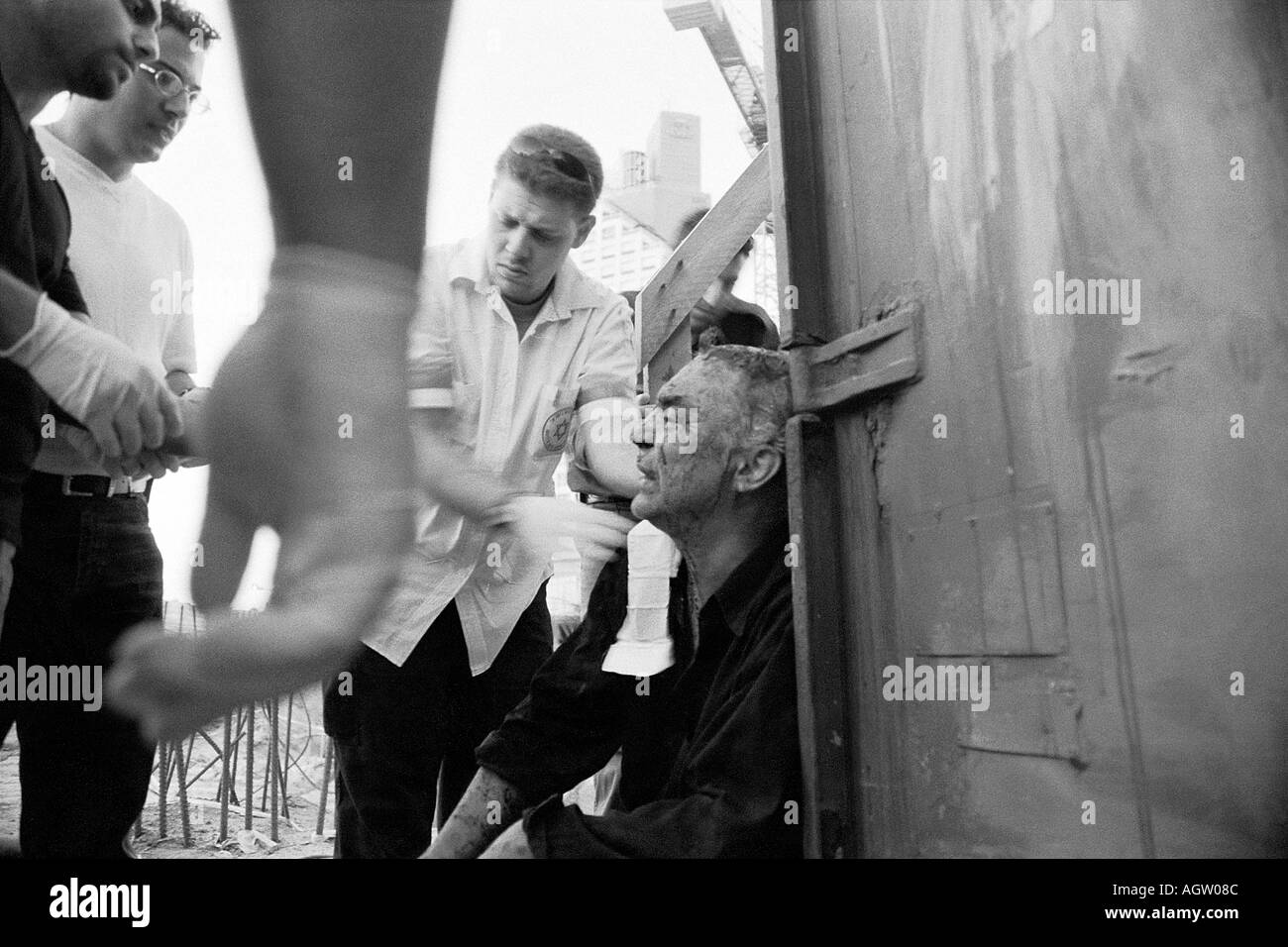 Ambulanciers paramédicaux du service médical d'urgence MDA Magen David Adom traitant un civil israélien blessé par un attentat terroriste palestinien à tel Aviv en Israël Banque D'Images