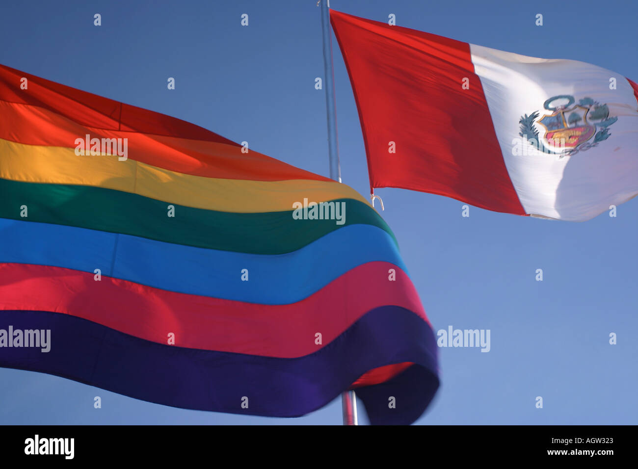 Drapeaux nationaux du Pérou et le drapeau arc-en-ciel inca. Le plus tard a été adopté par la communauté gay Banque D'Images