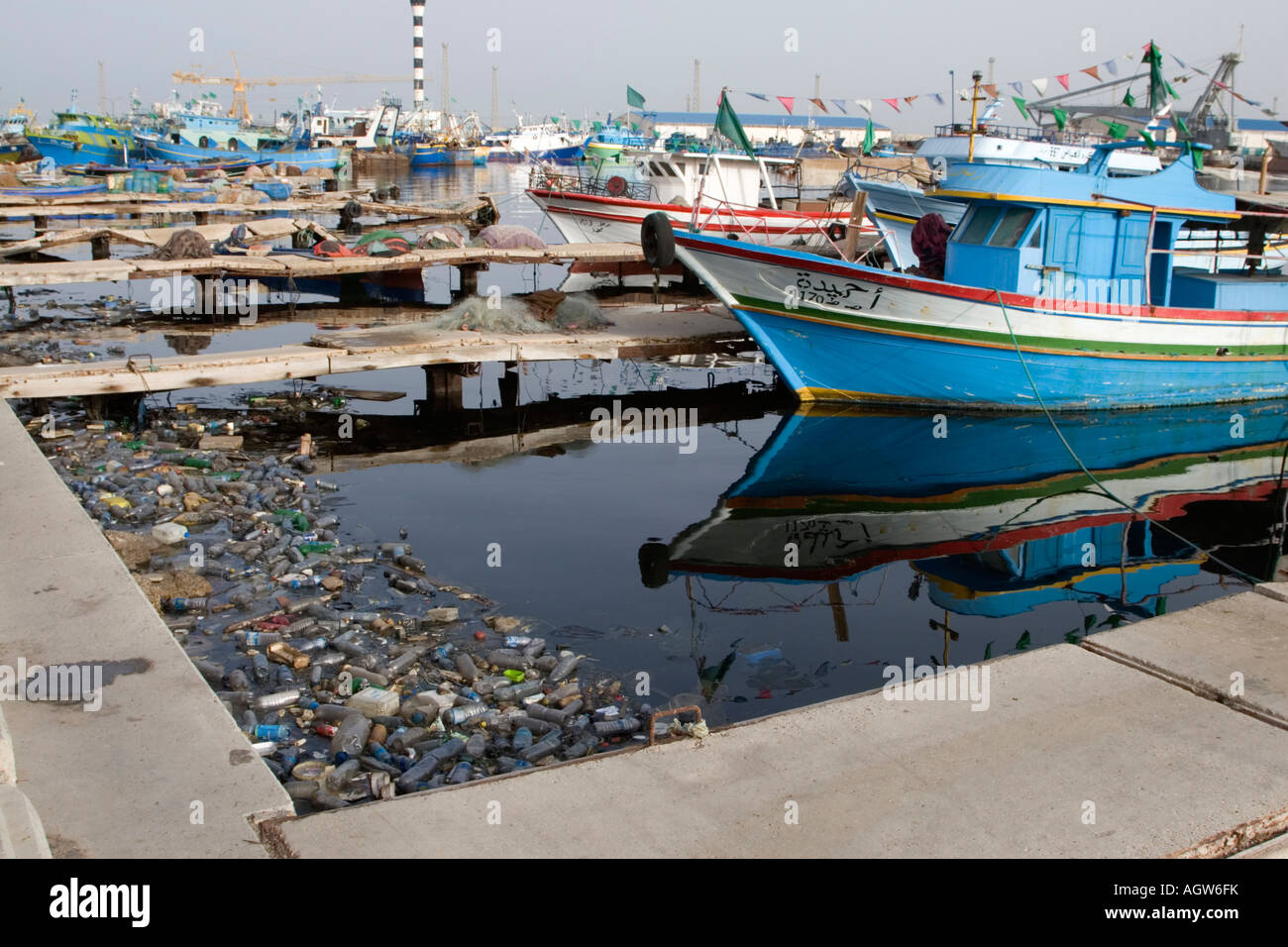 Tripoli (Libye). Des bateaux de pêche, la pollution, les déchets en plastique, Tripoli Harbour Harbour Banque D'Images