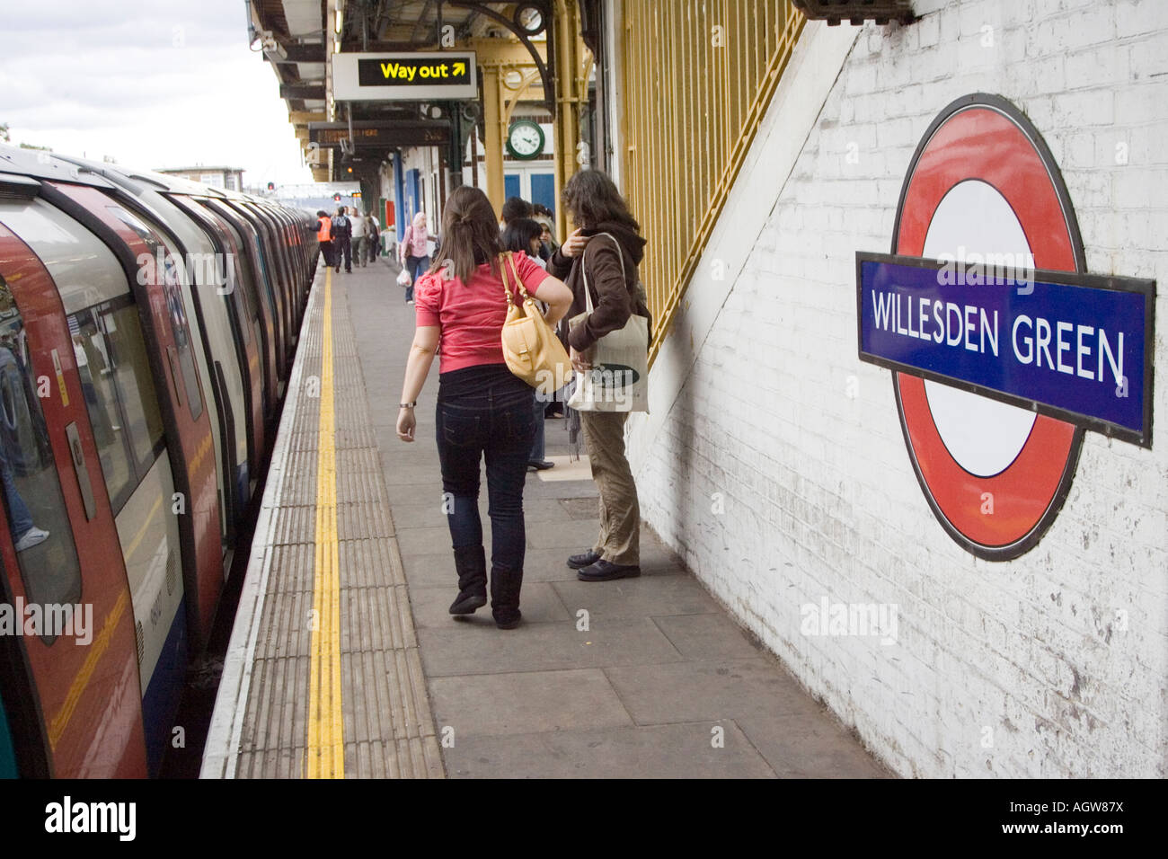 La station de métro Willesden Green plate-forme en direction nord Banque D'Images