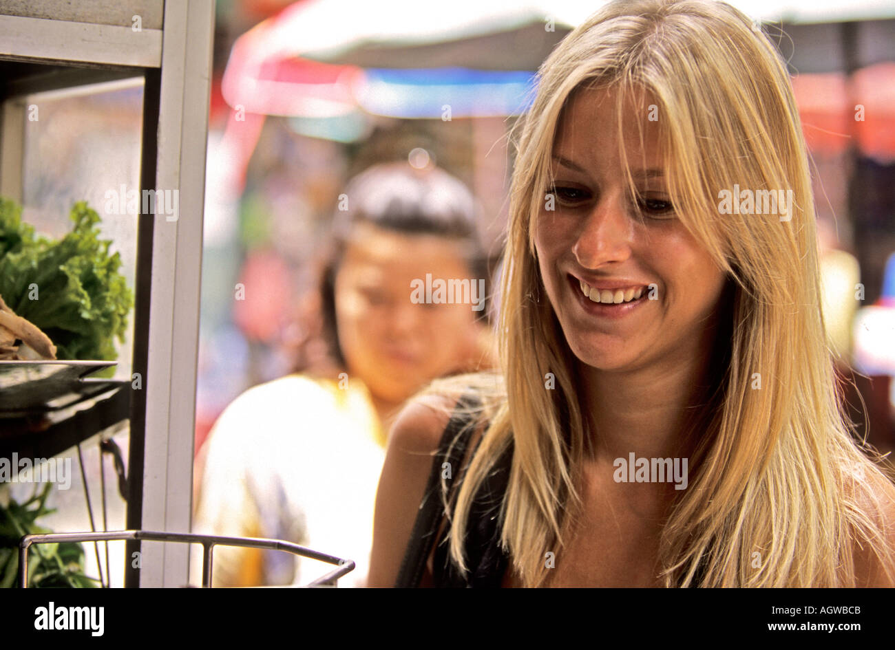 Une jeune blonde anglaise sélectionne certains streetfood à Bangkok Quartier chinois Banque D'Images